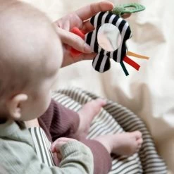 Sebra Activiteitenrammelaar Met Spiegeltje -Kinder Producten Winkel sebra activiteitenrammelaar met spiegeltje 2 60cc